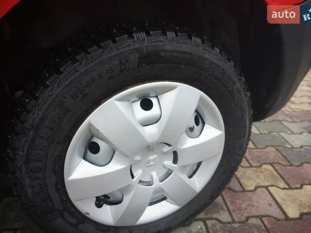 Красный Рено Кенгу, объемом двигателя 0 л и пробегом 44 тыс. км за 11777 $, фото 75 на Automoto.ua