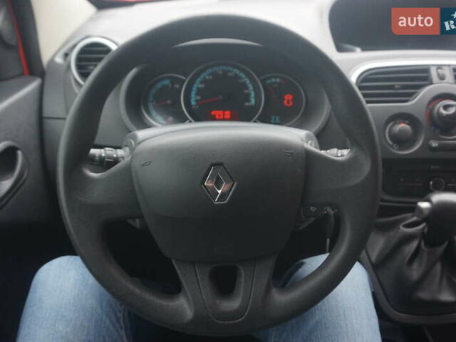 Красный Рено Кенгу, объемом двигателя 0 л и пробегом 44 тыс. км за 11777 $, фото 29 на Automoto.ua