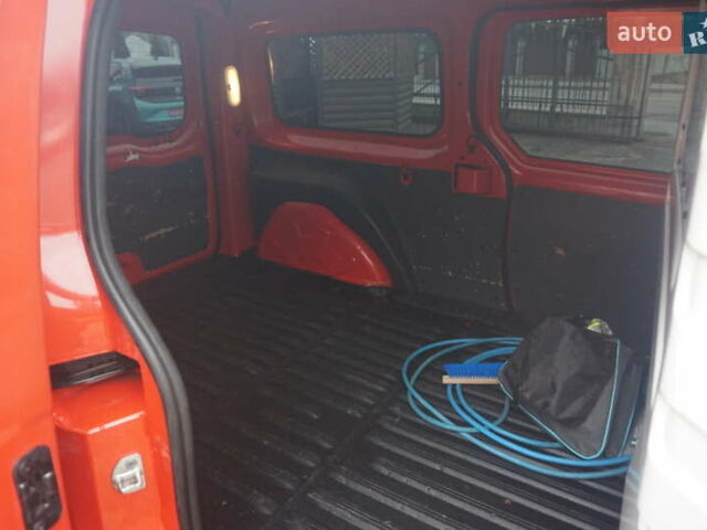 Красный Рено Кенгу, объемом двигателя 0 л и пробегом 44 тыс. км за 11777 $, фото 44 на Automoto.ua