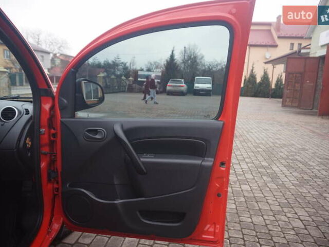 Красный Рено Кенгу, объемом двигателя 0 л и пробегом 44 тыс. км за 11777 $, фото 40 на Automoto.ua