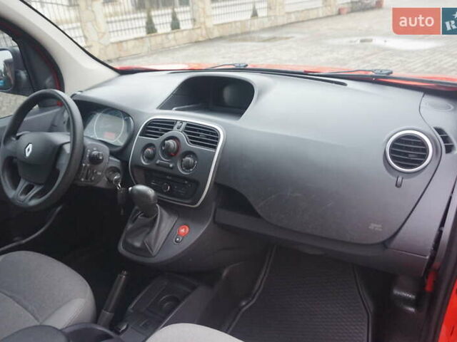 Красный Рено Кенгу, объемом двигателя 0 л и пробегом 44 тыс. км за 11777 $, фото 43 на Automoto.ua