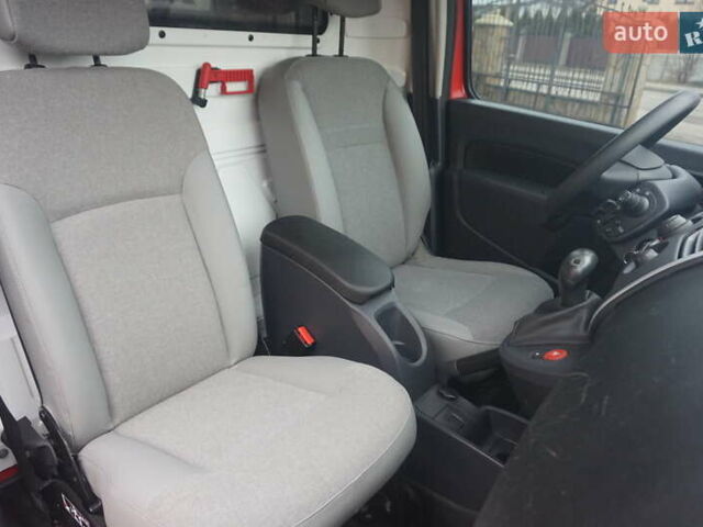 Красный Рено Кенгу, объемом двигателя 0 л и пробегом 44 тыс. км за 11777 $, фото 42 на Automoto.ua