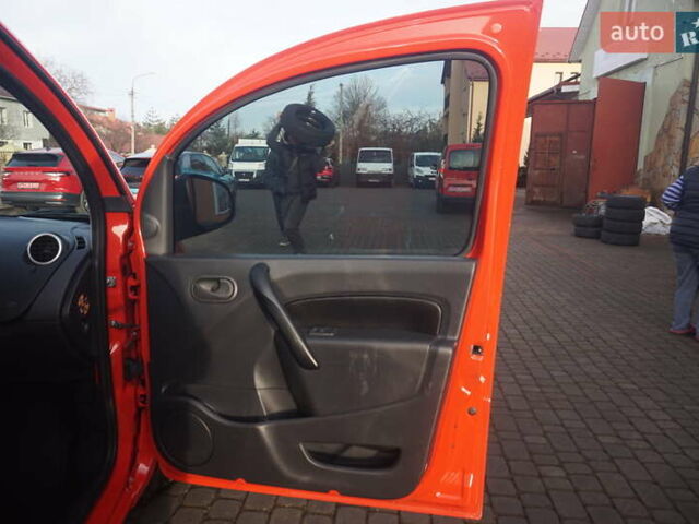 Красный Рено Кенгу, объемом двигателя 0 л и пробегом 34 тыс. км за 12000 $, фото 38 на Automoto.ua