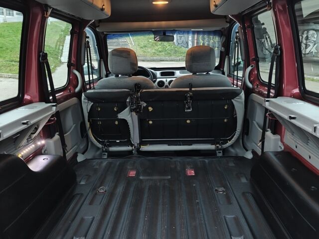 Красный Рено Кенгу, объемом двигателя 1.6 л и пробегом 200 тыс. км за 5194 $, фото 13 на Automoto.ua