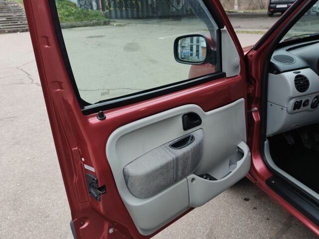 Красный Рено Кенгу, объемом двигателя 1.6 л и пробегом 200 тыс. км за 5194 $, фото 8 на Automoto.ua