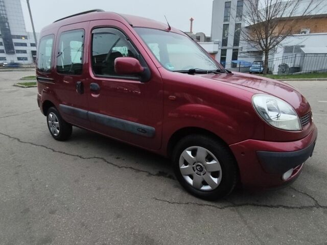 Красный Рено Кенгу, объемом двигателя 1.6 л и пробегом 200 тыс. км за 5194 $, фото 2 на Automoto.ua