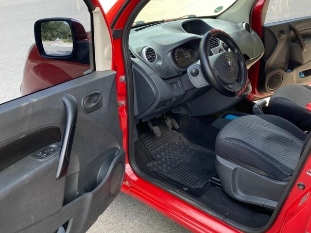 Красный Рено Кенгу, объемом двигателя 1.5 л и пробегом 263 тыс. км за 6555 $, фото 6 на Automoto.ua