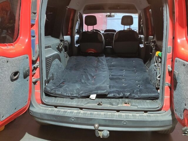 Красный Рено Кенгу, объемом двигателя 0 л и пробегом 205 тыс. км за 16500 $, фото 7 на Automoto.ua