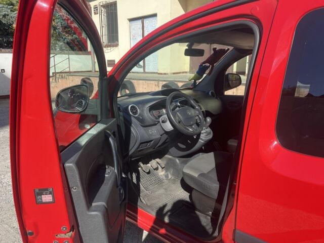 Красный Рено Кенгу, объемом двигателя 1.5 л и пробегом 220 тыс. км за 10500 $, фото 2 на Automoto.ua