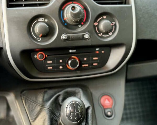 Рено Кенгу, объемом двигателя 1.5 л и пробегом 260 тыс. км за 8700 $, фото 17 на Automoto.ua