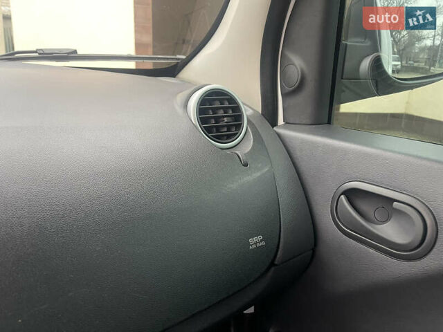 Рено Кенгу, объемом двигателя 0 л и пробегом 65 тыс. км за 9900 $, фото 9 на Automoto.ua