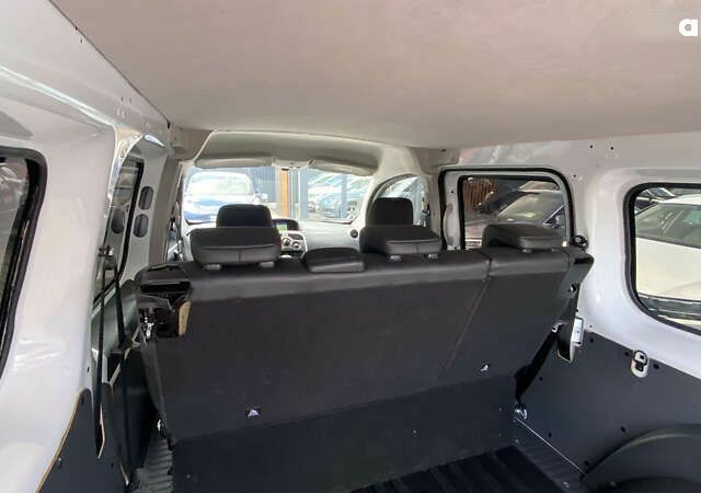 Рено Кенгу, объемом двигателя 0 л и пробегом 48 тыс. км за 11500 $, фото 29 на Automoto.ua