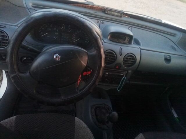 Белый Рено Кенгу пасс., объемом двигателя 2.5 л и пробегом 332 тыс. км за 2500 $, фото 2 на Automoto.ua