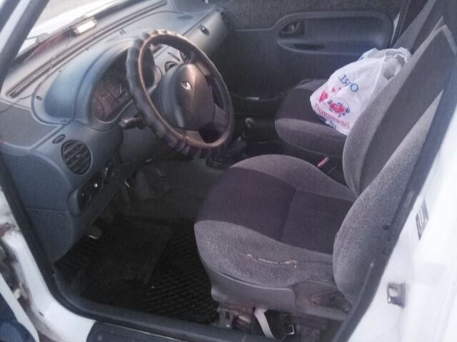 Белый Рено Кенгу пасс., объемом двигателя 2.5 л и пробегом 332 тыс. км за 2500 $, фото 3 на Automoto.ua