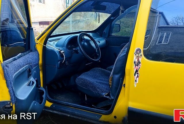 Желтый Рено Кенгу, объемом двигателя 1.4 л и пробегом 370 тыс. км за 2200 $, фото 4 на Automoto.ua