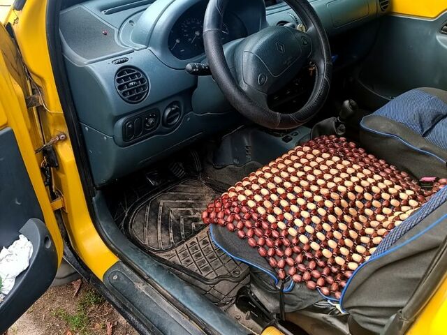 Желтый Рено Кенгу, объемом двигателя 1.4 л и пробегом 233 тыс. км за 2200 $, фото 2 на Automoto.ua