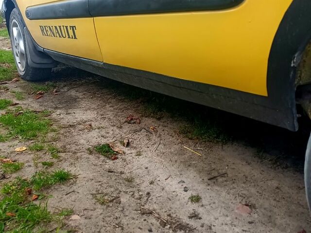 Желтый Рено Кенгу, объемом двигателя 1.4 л и пробегом 233 тыс. км за 2200 $, фото 3 на Automoto.ua