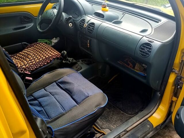 Желтый Рено Кенгу, объемом двигателя 1.4 л и пробегом 233 тыс. км за 2200 $, фото 5 на Automoto.ua