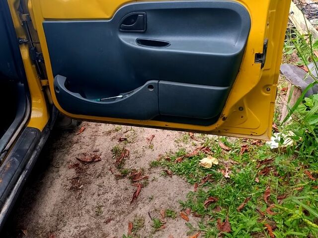 Желтый Рено Кенгу, объемом двигателя 1.4 л и пробегом 233 тыс. км за 2200 $, фото 4 на Automoto.ua