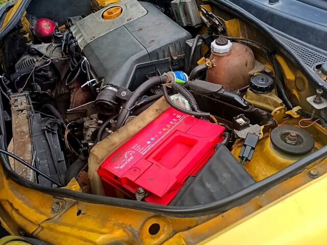 Желтый Рено Кенгу, объемом двигателя 1.4 л и пробегом 233 тыс. км за 2200 $, фото 1 на Automoto.ua