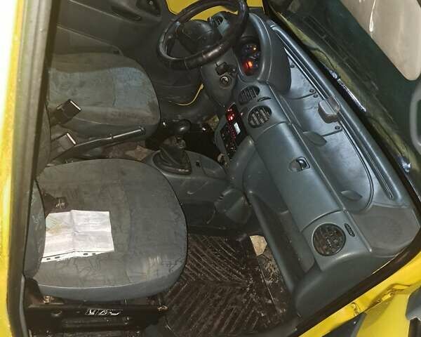 Желтый Рено Кенгу, объемом двигателя 1.9 л и пробегом 222 тыс. км за 1100 $, фото 4 на Automoto.ua