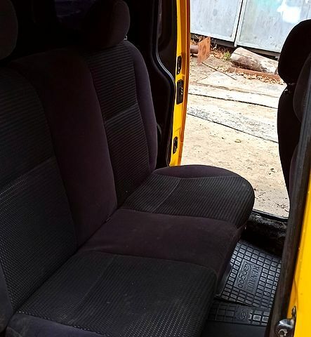 Желтый Рено Кенгу, объемом двигателя 1.5 л и пробегом 350 тыс. км за 3000 $, фото 5 на Automoto.ua