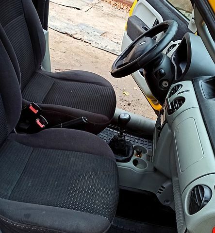 Желтый Рено Кенгу, объемом двигателя 1.5 л и пробегом 350 тыс. км за 3000 $, фото 3 на Automoto.ua