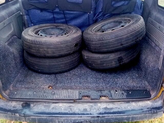 Желтый Рено Кенгу, объемом двигателя 1.5 л и пробегом 450 тыс. км за 3100 $, фото 5 на Automoto.ua