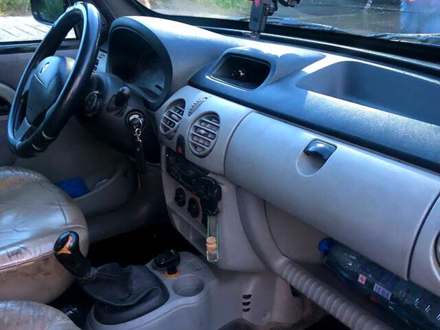 Желтый Рено Кенгу, объемом двигателя 1.5 л и пробегом 181 тыс. км за 3500 $, фото 4 на Automoto.ua