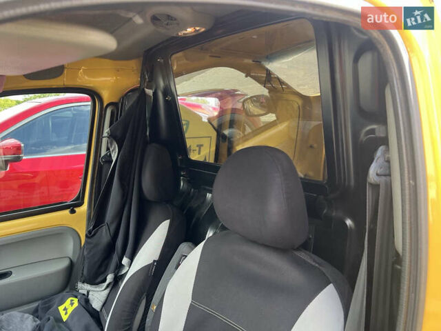 Желтый Рено Кенгу, объемом двигателя 1.46 л и пробегом 337 тыс. км за 2400 $, фото 2 на Automoto.ua
