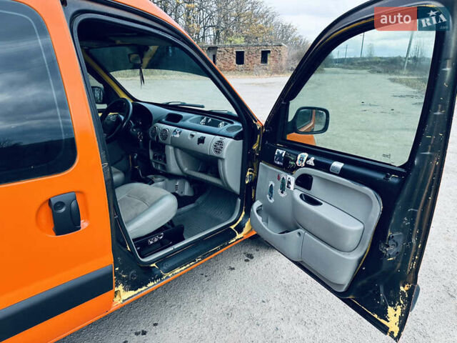 Желтый Рено Кенгу, объемом двигателя 1.5 л и пробегом 250 тыс. км за 2100 $, фото 17 на Automoto.ua