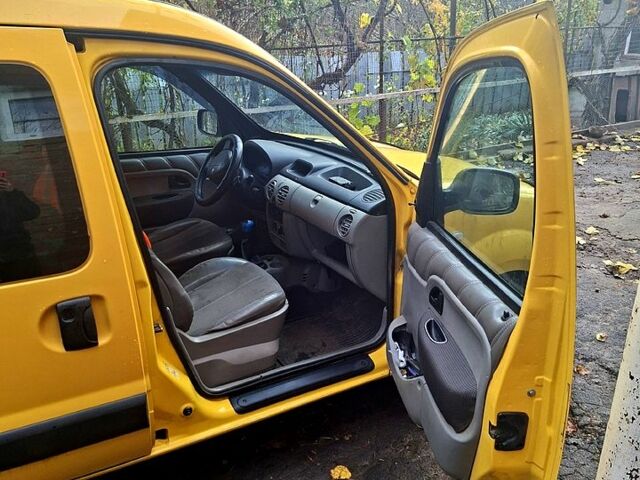 Желтый Рено Кенгу, объемом двигателя 1.5 л и пробегом 210 тыс. км за 4200 $, фото 2 на Automoto.ua