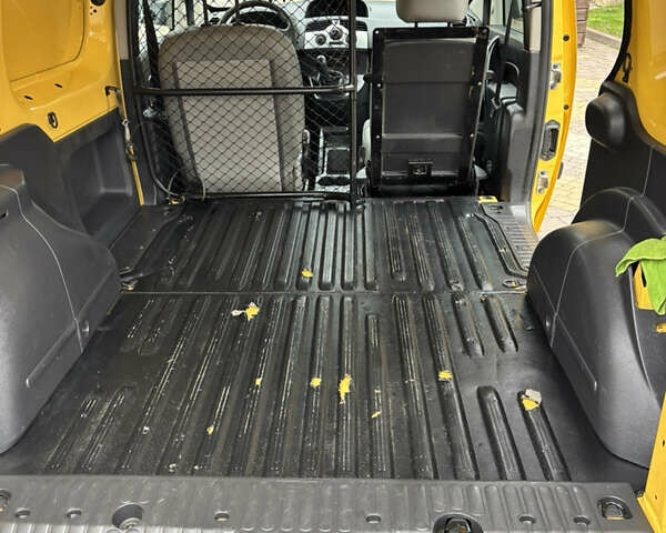 Желтый Рено Кенгу, объемом двигателя 1.46 л и пробегом 233 тыс. км за 3800 $, фото 8 на Automoto.ua