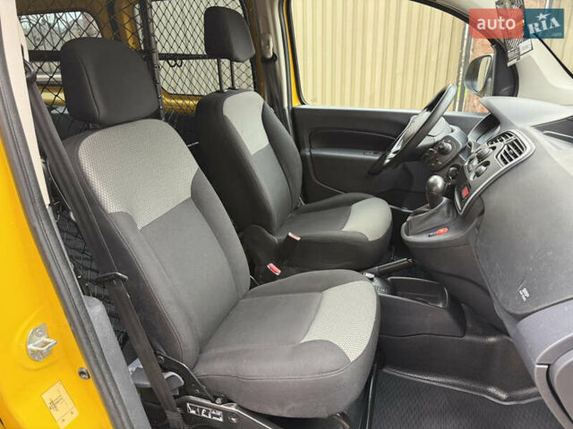 Желтый Рено Кенгу, объемом двигателя 0 л и пробегом 50 тыс. км за 10404 $, фото 47 на Automoto.ua