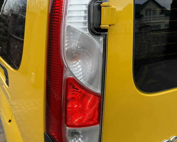 Желтый Рено Кенгу, объемом двигателя 0 л и пробегом 50 тыс. км за 10404 $, фото 35 на Automoto.ua