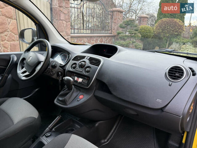 Желтый Рено Кенгу, объемом двигателя 0 л и пробегом 50 тыс. км за 10404 $, фото 48 на Automoto.ua