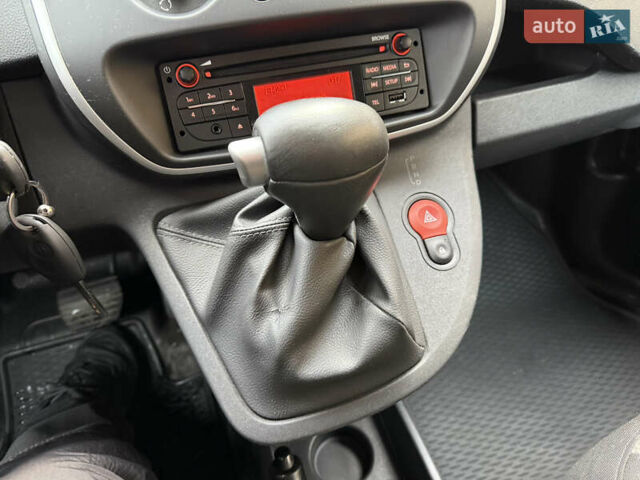 Желтый Рено Кенгу, объемом двигателя 0 л и пробегом 50 тыс. км за 10404 $, фото 29 на Automoto.ua