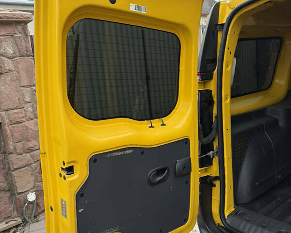 Желтый Рено Кенгу, объемом двигателя 0 л и пробегом 50 тыс. км за 10404 $, фото 37 на Automoto.ua