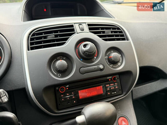 Желтый Рено Кенгу, объемом двигателя 0 л и пробегом 50 тыс. км за 10404 $, фото 28 на Automoto.ua