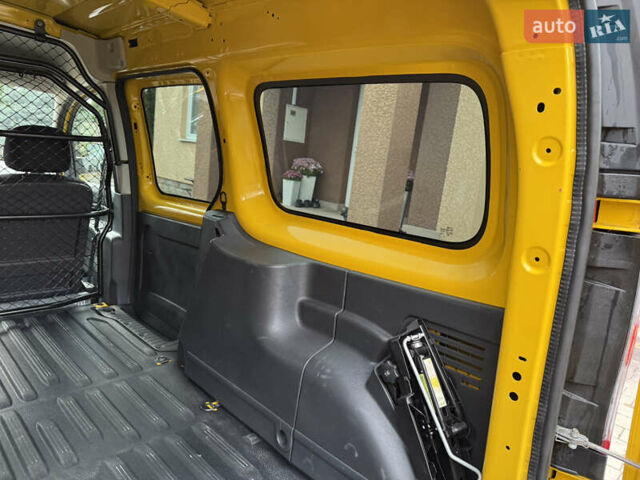 Желтый Рено Кенгу, объемом двигателя 0 л и пробегом 50 тыс. км за 10404 $, фото 41 на Automoto.ua