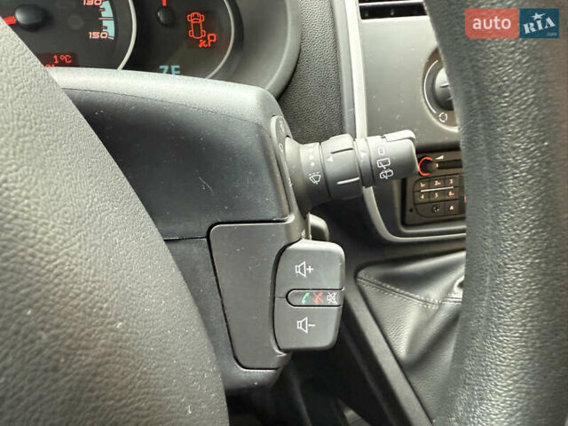 Желтый Рено Кенгу, объемом двигателя 0 л и пробегом 50 тыс. км за 10404 $, фото 22 на Automoto.ua