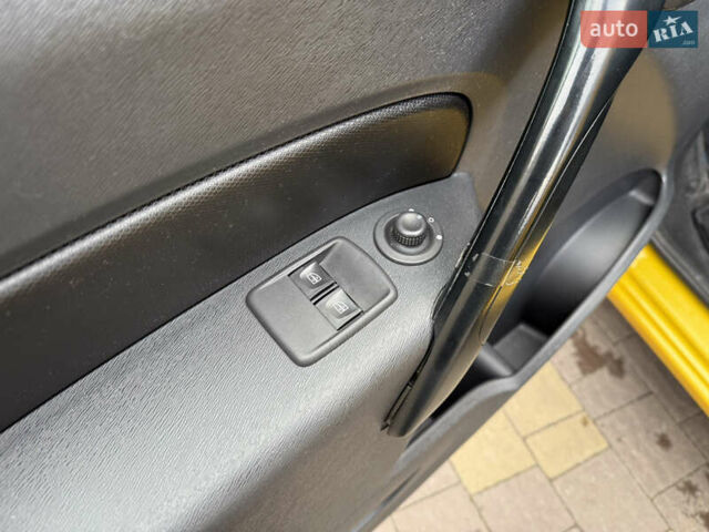 Желтый Рено Кенгу, объемом двигателя 0 л и пробегом 50 тыс. км за 10404 $, фото 16 на Automoto.ua