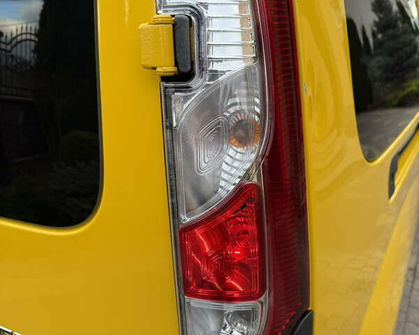 Желтый Рено Кенгу, объемом двигателя 0 л и пробегом 50 тыс. км за 10404 $, фото 34 на Automoto.ua