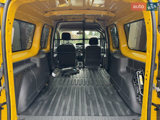 Желтый Рено Кенгу, объемом двигателя 0 л и пробегом 50 тыс. км за 10404 $, фото 39 на Automoto.ua