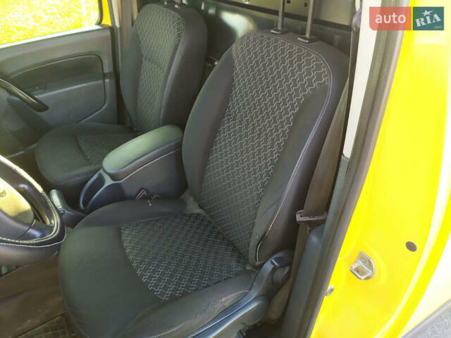 Желтый Рено Кенгу, объемом двигателя 0 л и пробегом 111 тыс. км за 5500 $, фото 2 на Automoto.ua