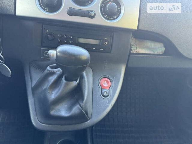 Желтый Рено Кенгу, объемом двигателя 0 л и пробегом 111 тыс. км за 5500 $, фото 1 на Automoto.ua