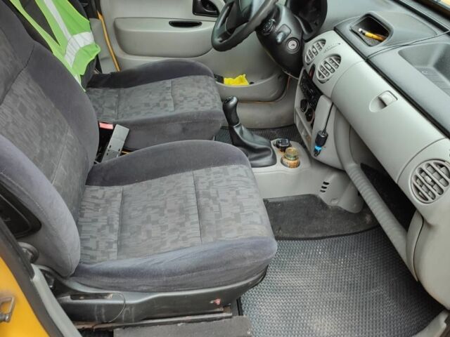 Желтый Рено Кенгу, объемом двигателя 1.5 л и пробегом 204 тыс. км за 4500 $, фото 3 на Automoto.ua