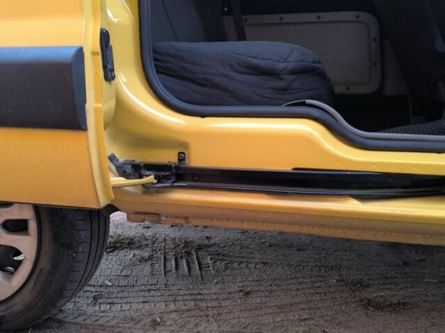 Желтый Рено Кенгу, объемом двигателя 1.5 л и пробегом 320 тыс. км за 4400 $, фото 13 на Automoto.ua