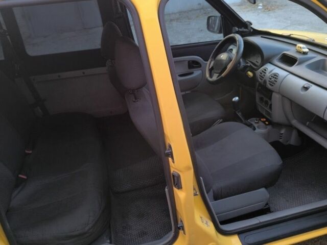 Желтый Рено Кенгу, объемом двигателя 1.5 л и пробегом 320 тыс. км за 4400 $, фото 6 на Automoto.ua