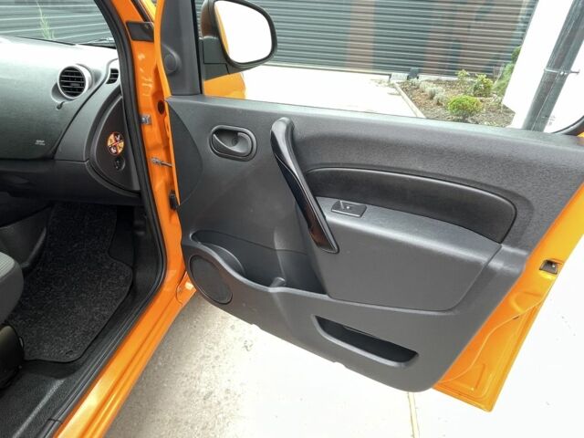 Желтый Рено Кенгу, объемом двигателя 1.5 л и пробегом 291 тыс. км за 10990 $, фото 19 на Automoto.ua